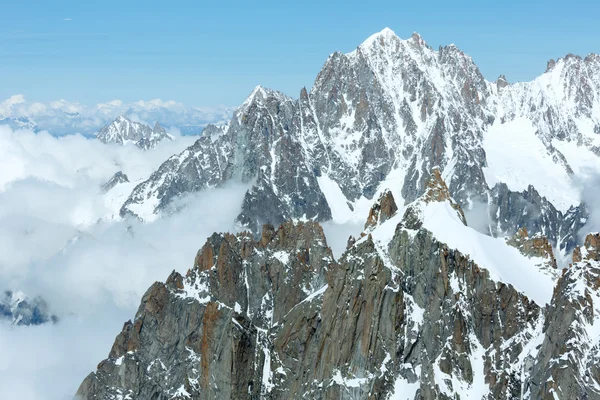 モン ・ ブラン山の中央山塊 (エギーユ ・ デュ ・ ミディ山からの眺め f — ストック写真