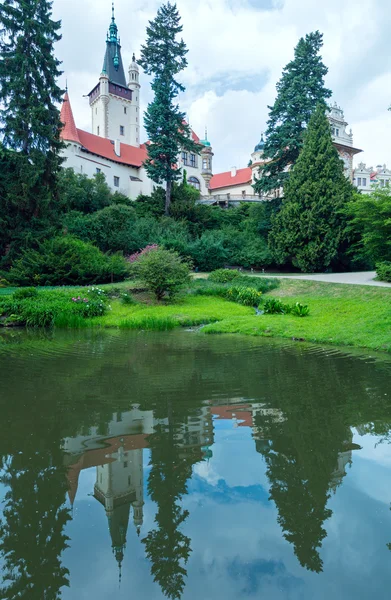 Slottet pruhonice eller pruhonicky zamek sommar Visa (Prag, Tjeckien) — Stockfoto