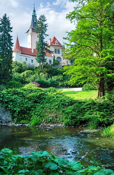 Castelo Pruhonice ou Pruhonicky zamek vista de verão (Praga, Checa ) — Fotografia de Stock