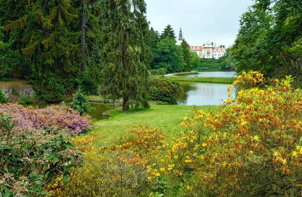 Castelo Pruhonice ou Pruhonicky zamek vista de verão (Praga, Checa ) — Fotografia de Stock