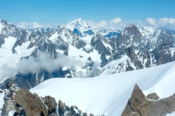 Horský masiv Mont blanc (pohled z aiguille du midi hoře, fr — Stock fotografie