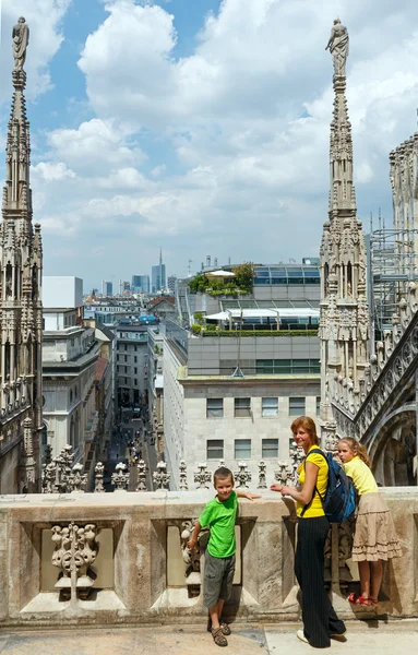The roof of Milan Cathedra (Italy) and family. — Stock Photo, Image