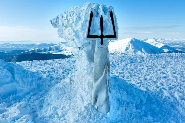 Vinter goverla mount topp och monument till ukrainska tryzub. — Stockfoto