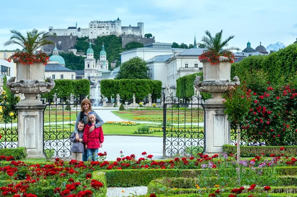 Famiglia nel giardino estivo (Salisburgo, Austria ) — Foto Stock