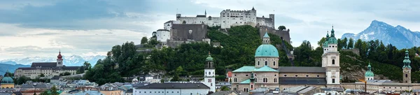 Fortaleza de Hohensalzburg de verão (construída em 1077) no topo da montanha (S — Fotografia de Stock