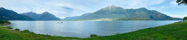 Comosjön (Italien) sommaren panorama. — Stockfoto