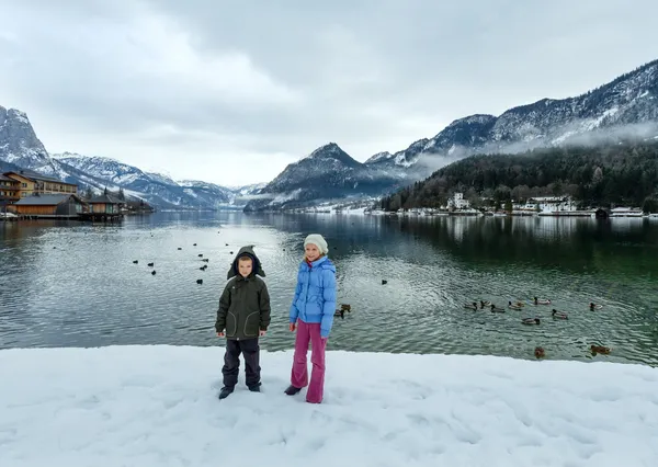 Children near alpine winter lake — Stock Photo, Image