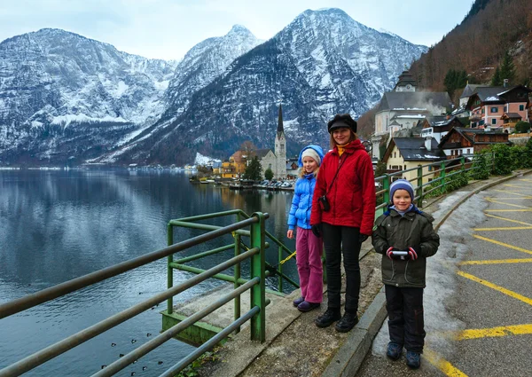 Family in Hallstatt town (Austria). Winter view. — Stock Photo, Image