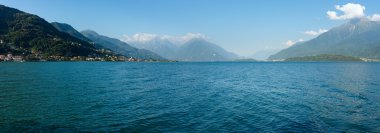 como Gölü (İtalya) yaz akşam panorama.
