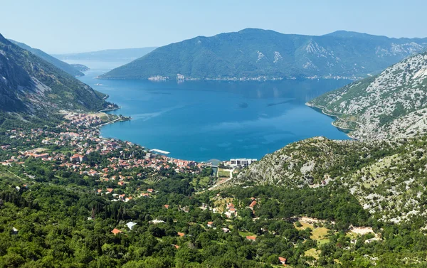 Kotor stad aan de kust (montenegro, baai van kotor) — Stockfoto