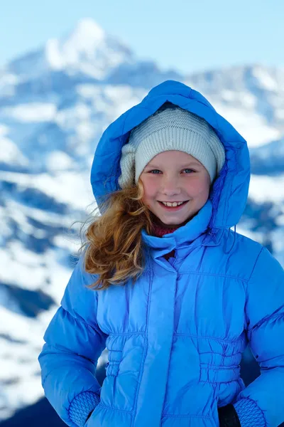 Happy girl portrait sur fond de montagne d'hiver . — Photo