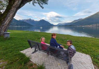 Yaz Lake Como görünümü (İtalya) ve aile