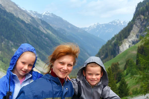 Familjeporträtt i Alperna berg — Stockfoto