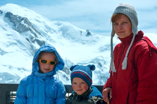 家族とモンブラン山塊の背後にある(フランス ) — ストック写真