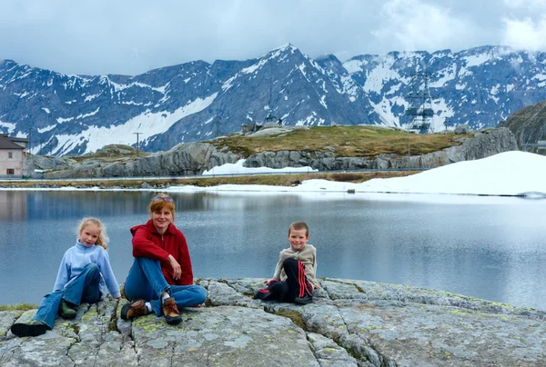 アルプスの山の湖の近くに家族 — ストック写真