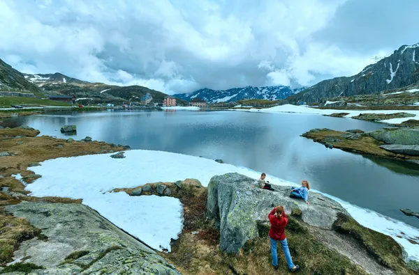 アルプスの山の湖の近くに家族 — ストック写真