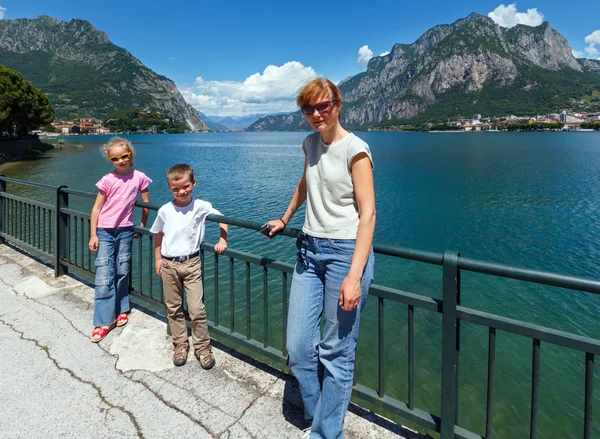 Yaz Lake Como görünümü (İtalya) ve aile — Stok fotoğraf