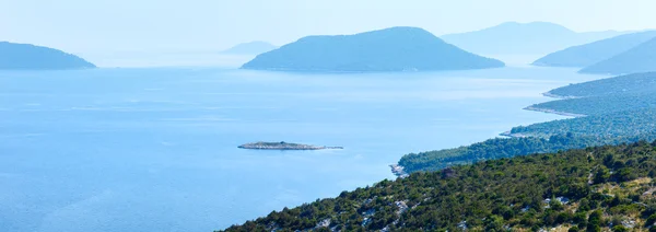 Sabah puslu yaz deniz panorama (Hırvatistan) — Stok fotoğraf