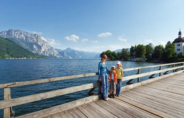 Traunsee summer lake (Austria) and family. — Stock Photo, Image