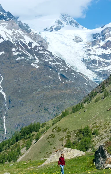 Yaz Alp dağ ve kadın yürüyüş — Stok fotoğraf