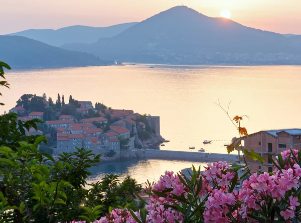 Puesta de sol sobre el islote marino de Sveti Stefan (Montenegro ) — Foto de Stock