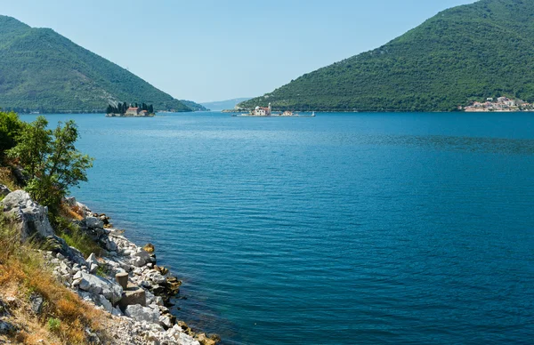 Dva ostrůvky při pobřeží perast, v zátoce kotor, Černá Hora — Stock fotografie