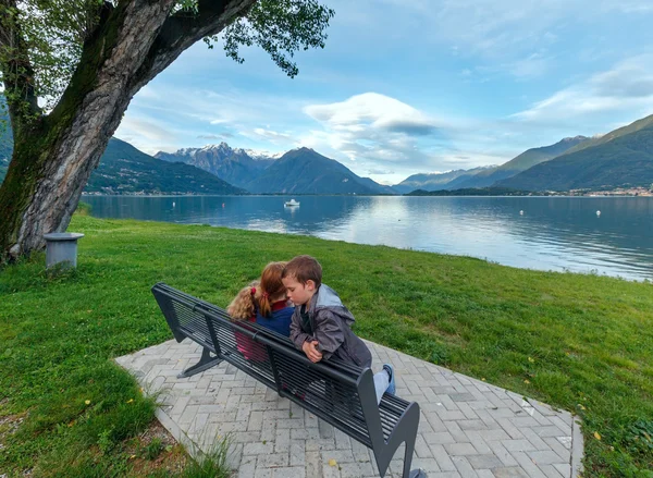 Como Gölü'nün görünüm (İtalya) ve aile — Stok fotoğraf