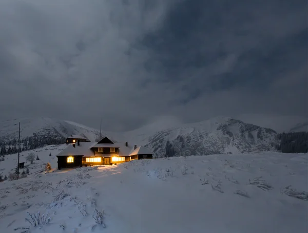 Нічний зимовий гірський пейзаж у повному місячному світлі — стокове фото