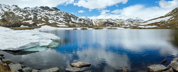 Lac de montagne des Alpes (panorama printanier ). — Photo