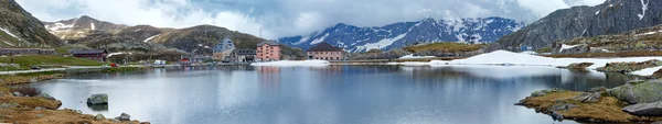 Alperna fjällsjö (våren panorama). — Stockfoto