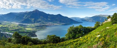 Como Gölü'nün yaz panorama (İtalya)