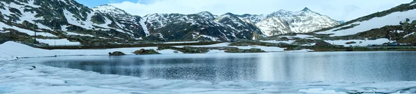 阿尔卑斯山高山湖泊 (春季全景). — 图库照片