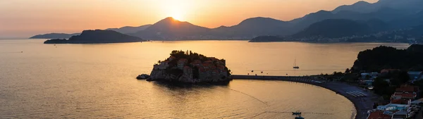 Sveti Stefan a západu slunce a moře ostrůvek (Černá Hora) — Stock fotografie