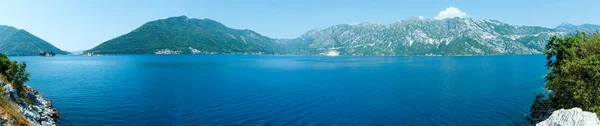 Летняя панорама Которского залива с двумя островками, Черногория — стоковое фото