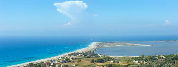 Panorama della costa marina e kiteboarder . — Foto Stock