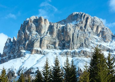 Güzel kış kayalık dağ manzarası (büyük Dolomites Road)