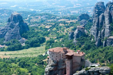 rocky Meteora manastırları