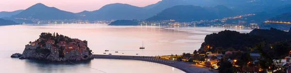 Puesta de sol y Sveti Stefan panorama del islote marino (Montenegro ) — Foto de Stock