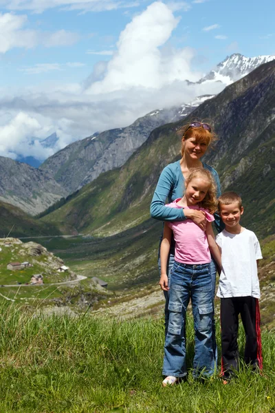 Familie auf den Sommeralpen Stockbild