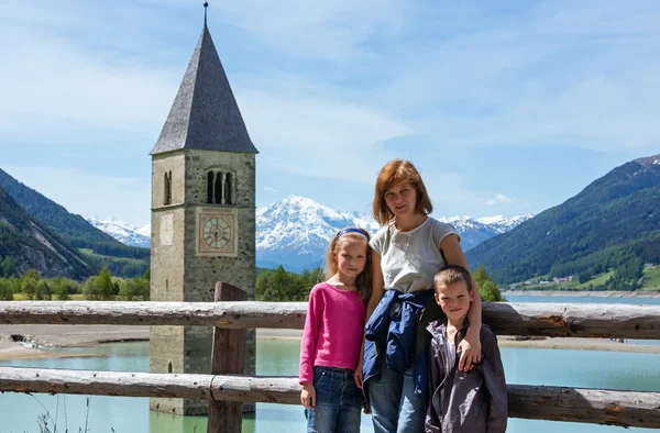 A torre do sino em Reschensee e família (Itália ). — Fotografia de Stock