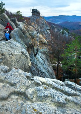 Yüce taşlar ve aile üzerine