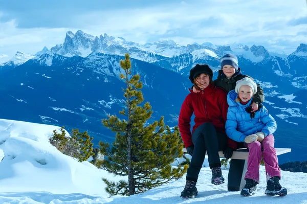 冬の山の斜面の上を歩いての家族 — ストック写真
