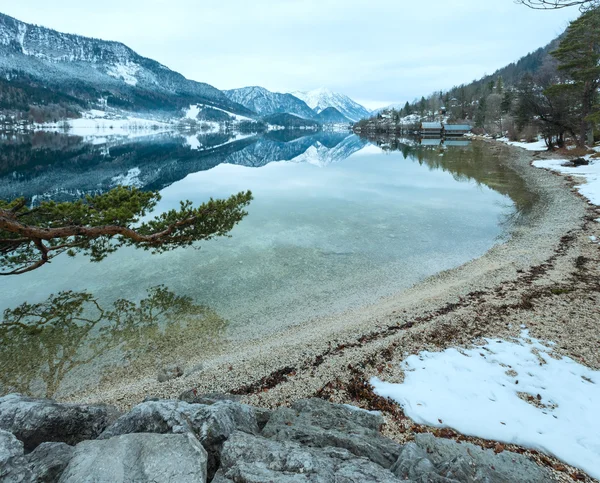 高山冬季湖景 — 图库照片