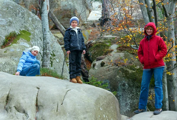 Piedras altas en el bosque de otoño y la familia — Foto de Stock