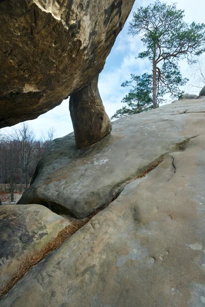 Verheven stenen op hemelachtergrond — Stockfoto