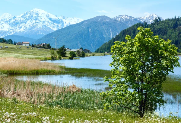 Letní horské krajiny s jezerem (Itálie) — Stock fotografie