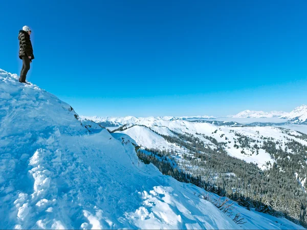 Frau auf winterlicher Bergspitze — Stockfoto