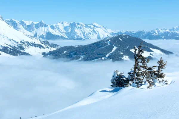 Nuvoloso paesaggio montano invernale — Foto Stock