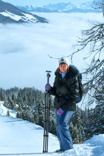 Mujer - fotógrafo y nublado paisaje de montaña de invierno —  Fotos de Stock