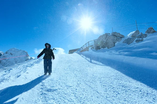 Femme en hiver massif montagneux de Dachstein — Photo